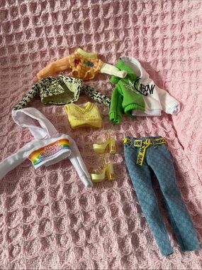 Rainbow High -  Doll Clothing; Jeans, Heels, Sweat shirts Yellow, Green, Rainbow
